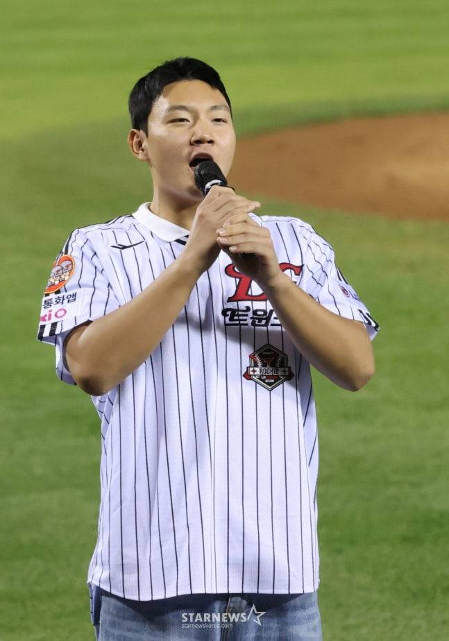 2025 신한 SOL Bank KBO리그 LG 트윈스 대 NC 다이노스 경기가 1일 서울 잠실야구장에서 열렸다. 양우진을 비롯한 2026 LG 신인 선수들이 클리닝 타임 때 팬들에 인사하고 있다. /사진=김진경 대기자