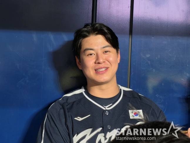 한화 노시환이 5일 서울 고척스카이돔에서 열린 대표팀 훈련을 마치고 취재진과 인터뷰하고 있다. /사진=김동윤 기자