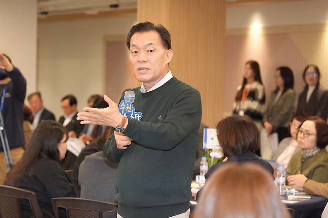 이재준 시장이 우만1동 새빛만남에서 주민들과 지역 현안에 대해 대화하고 있다. <수원시 제공>