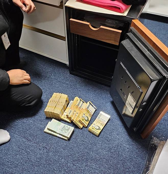 총책 주거지에서 현금을 압수 중인 모습. <사진=인천경찰청 제공>