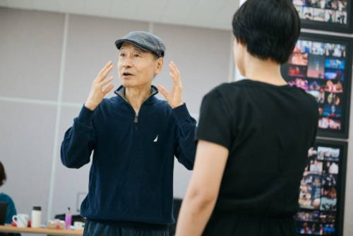 ◇이병훈 연출가가 강원도립극단의 2025 세계명작극장 ‘한 겨울밤의 꿈’ 연출을 맡았다. 사진은 단원들과 연습 중인 이 연출가. 강원도립극단 제공.