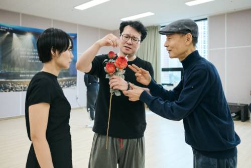 ◇이병훈 연출가가 강원도립극단의 2025 세계명작극장 ‘한 겨울밤의 꿈’ 연출을 맡았다. 사진은 단원들과 연습 중인 이 연출가. 강원도립극단 제공.