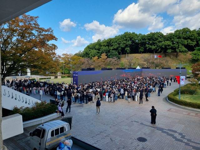 국립경주박물관이 금관특별전을 열어 구름처럼 몰려들고 있는 관람객들. 전인섭 문화해설사 제공