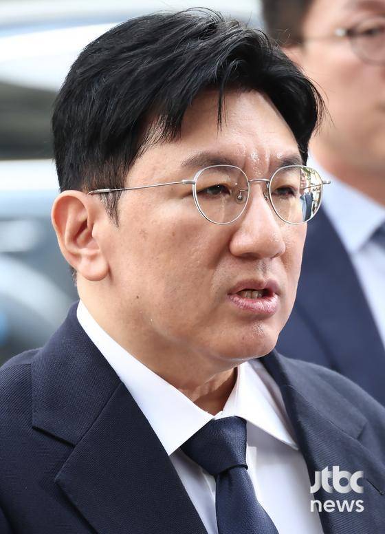 방시혁 하이브 의장이 15일 오전 서울 마포구 서울경찰청 광역수사단 금융범죄수사대에서 조사를 받기 위해 출석하고 있다. 박세완 엔터뉴스팀 기자 park.sewan@jtbc.co.kr