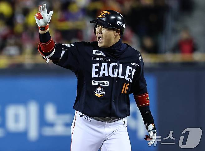 27일 서울 잠실야구장에서 열린 프로야구 2025 신한 SOL뱅크 KBO 포스트시즌 한국시리즈 2차전 한화 이글스와 LG 트윈스의 경기, 1회초 1사 2루상황에서 한화 하주석이 적시타를 치고 기뻐하고 있다. 2025.10.27/뉴스1 ⓒ News1 김도우 기자