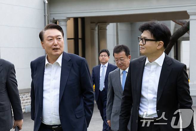 윤석열 대통령이 2024년 10월 21일 서울 용산 대통령실 파인그라스 앞에서 한동훈 국민의힘 대표와 대화를 하고 있다. 윤 전 대통령은 한 전 대표와 만나기 21일 전인 그해 10월 1일 한남동 관저에서 있었던 국군의날 행사 뒷풀이에 참석했던 곽종근 전 특전사령관은 '윤 전 대통령이 한동훈 등을 잡아 오면 총으로 쏴 죽이겠다는 발언을 했다'고 밝혀 논란이 되고 있다. 2024.10.21/뉴스1 ⓒ News1 송원영 기자