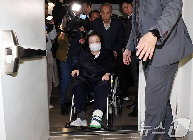 이배용 전 국가교육위원장이 6일 서울 종로구 KT광화문빌딩에 마련된 김건희 특검(특별검사 민중기) 사무실에 참고인 조사를 받기 위해 출석하고 있다. (공동취재) 2025.11.6/뉴스1 ⓒ News1 김성진 기자