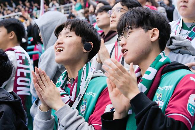 AI 음성 중계로 K리그1 대전-서울전을 관전하는 시각장애인 축구팬 한종민 군(왼쪽)과 쌍둥이 동생 한종서 군. 사진 | 한국프로축구연맹