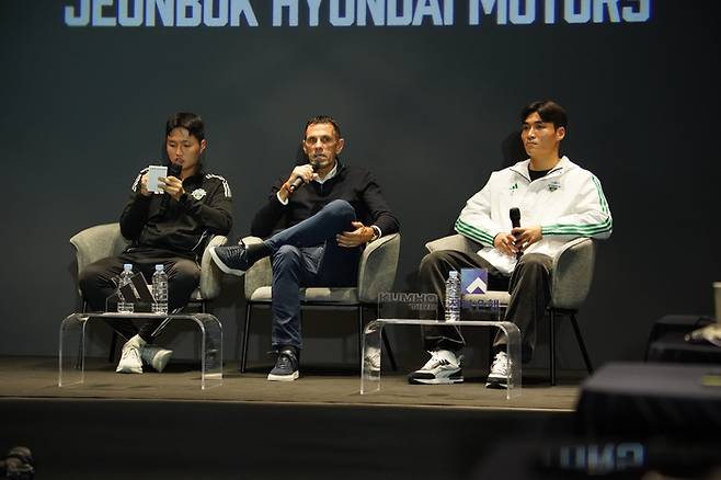 미디어데이에 참석한 전북 거스 포옛 감독과 박진섭. 제공 | 한국배구연맹