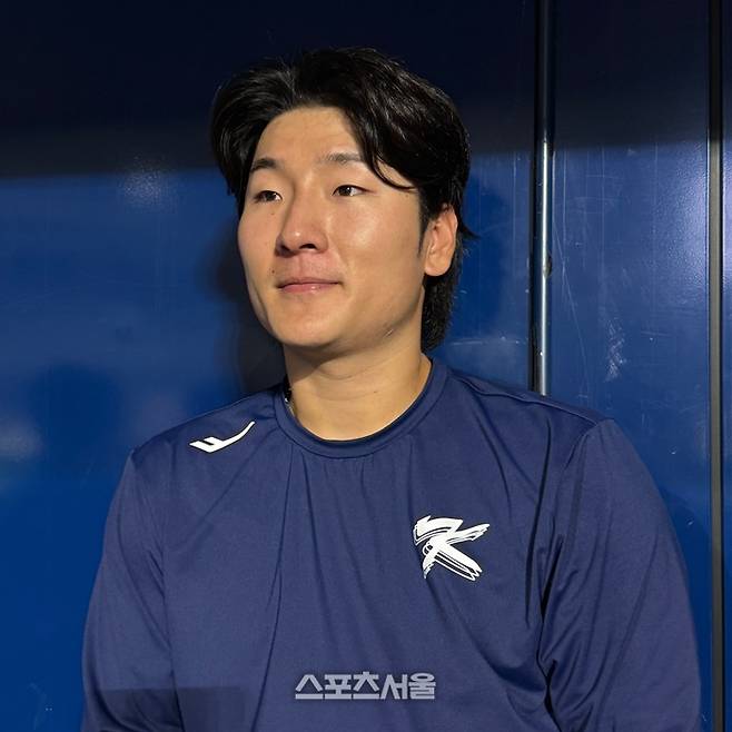 곽빈이 훈련을 마친 뒤 취재진과 인터뷰를 하고 있다. 고척 | 박연준 기자 duswns0628@sportssseoul.com