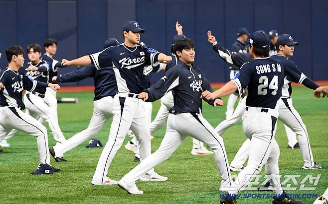 부상 방지 차원에서 평소보다 몸을 더 꼼꼼하게 푼 야구 국가대표팀 선수들.