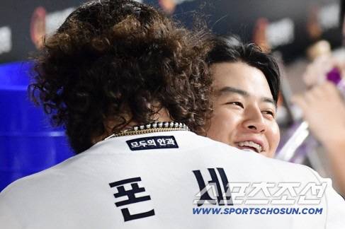 12일 대전 한화생명 볼파크에서 열린 한화 이글스와 롯데 자이언츠의 경기. 한화 선발 폰세가 7이닝 무실점 호투를 펼쳤다. 폰세와 포옹을 나누고 있는 노시환. 대전=송정헌 기자songs@sportschosun.com/2025.08.12/