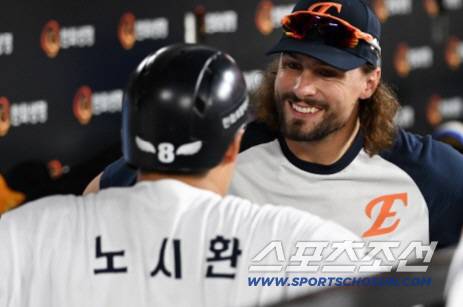 2일 대전 한화생명볼파크에서 열린 KIA와 한화의 경기, 5회말 1사 1,2루 한화 와이스가 3점홈런을 터뜨린 노시환과 세리머니를 하고 있다. 대전=허상욱 기자wook@sportschosun.com/2025.09.02/