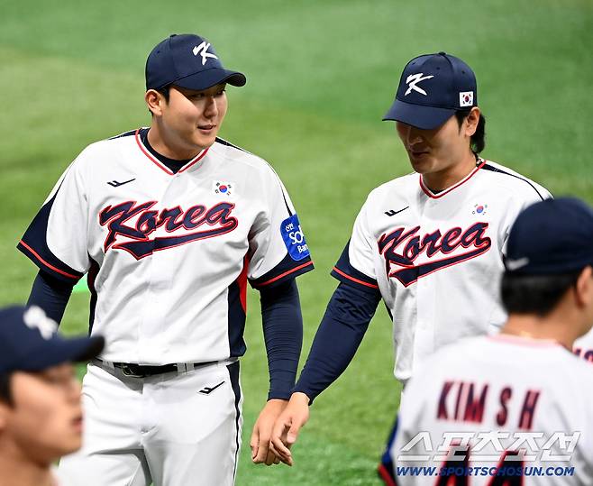 대한민국 야구대표팀이 4일 고척스카이돔에서 훈련을 가졌다. 손주영과 곽빈이 워밍업을 하고 있다. 고척=허상욱 기자wook@sportschosun.com/2025.11.04/