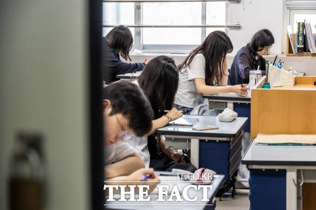 대학수학능력시험 6월 모의평가 시행일인 4일 오전 서울 금천구 금천고등학교에서 학생들이 시험 준비를 하고 있다. /사진공동취재단