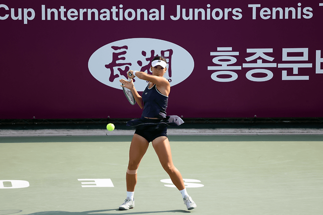 홍종문배 국제 주니어테니스투어에서 여자 단식 톱시드로 출전한 심시연의 위력적인 포핸드 스트로크. 테니스코리아