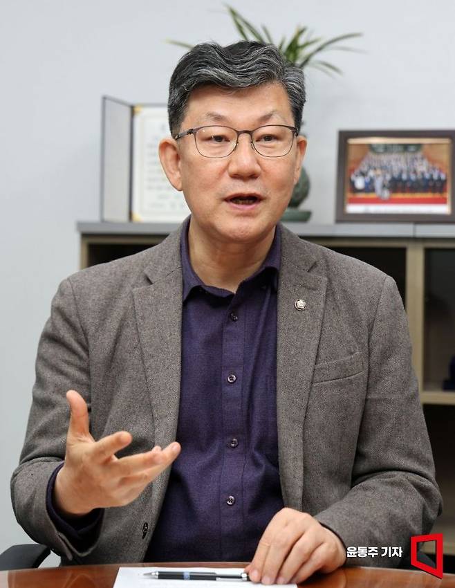 김남근 더불어민주당 의원이 아시아경제와 인터뷰를 하고 있다. 윤동주 기자