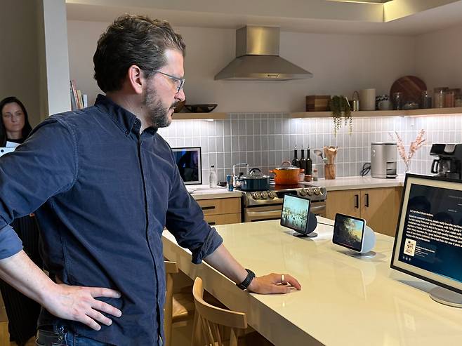 5일(현지 시각) 오후 1시쯤 미 워싱턴주 시애틀 아마존 본사에 있는 ‘스마트 홈 랩’에서 대니얼 라우쉬 아마존 알렉사·에코 부문 부사장이 ‘알렉사+’와 대화하고 있다/강다은 기자