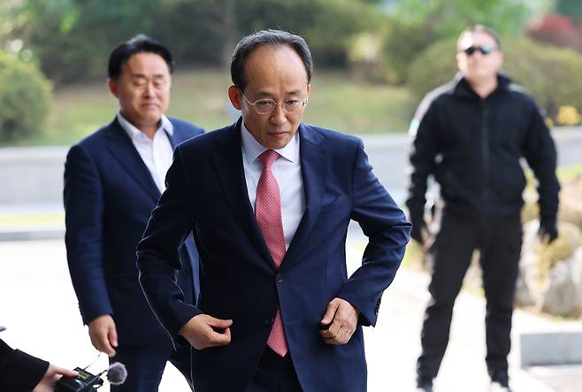 국회의 계엄해제 의결을 방해한 의혹을 받는 추경호 전 국민의힘 원내대표가 지난달 30일 오전 서울 서초구 서울고등검찰청에 마련된 내란 특검팀(특별검사 조은석) 사무실에서 피의자 신분으로 조사를 받기 위해 출석하고 있다./뉴스1