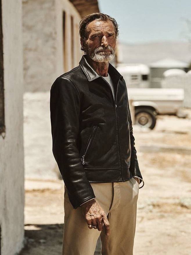 정중앙 지퍼와 단순한 요소의 미니멀한 디자인이 싱글 라이더 자켓의 특징이다 @핀터레스트