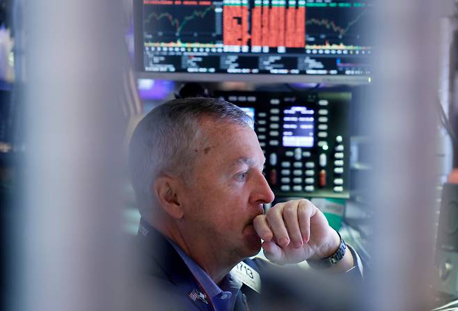 미국 뉴욕증권거래소(NYSE)에서 트레이더가 일하는 모습. /연합뉴스