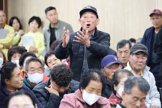 음성군 대소면 공장 화학물질 누출 사고와 관련해 관계당국이 사고 원인 조사와 피해 보상 절차에 돌입했다. 피해을 입은 농민이 농작물 피해 보상을 촉구 하고 있다. 음성군 제공