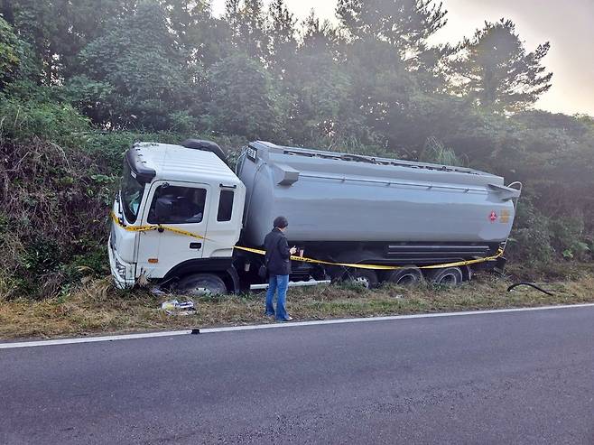 제주에서 유류 탱크로리가 도랑에 빠지는 사고가 일어났는데 운전석은 텅 비어있었다. 운전자는 다음날 100m 떨어진 다리 밑에서 숨진 채 발견됐다. (제주소방안전본부 제공)뉴시스
