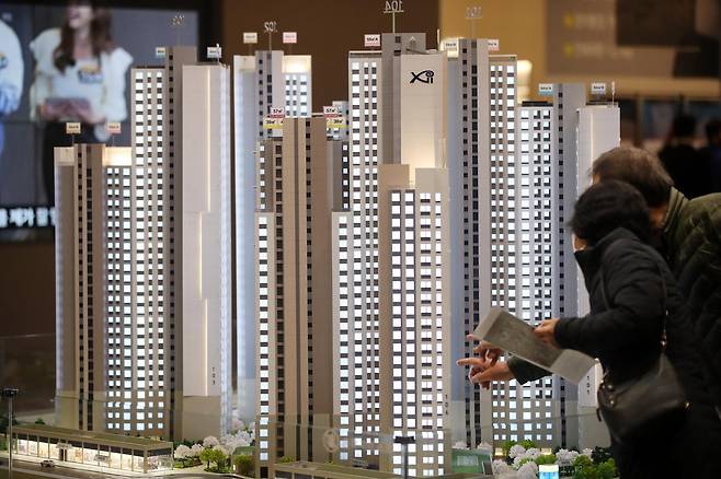 본보기집을 찾은 시민들이 모형 주택을 살펴보고 있다. 뉴스1