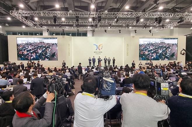 내외신 기자들이 국제미디어센터(IMC)에서 이뤄지는 대통령의 기자회견을 생중계하고 있다. 사진=현대아이티