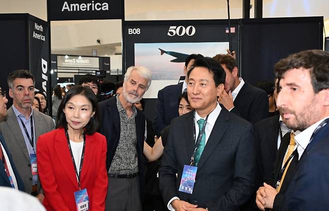 오세훈 서울시장(오른쪽)과 최호정 서울시의회 의장(왼쪽) 등이 지난 9월 '트라이에브리싱 2025' 행사장에서 부스 투어를 하고 있다. 서울시 제공