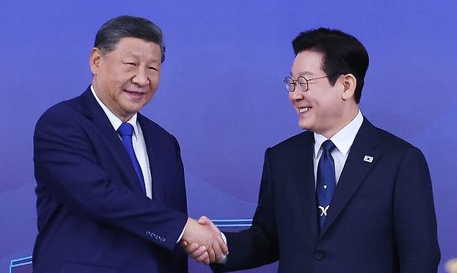 이재명 대통령과 시진핑 중국 국가주석이 1일 경북 국립경주박물관에서 한-중 정상회담에 앞서 악수하고 있다. 경주/연합뉴스