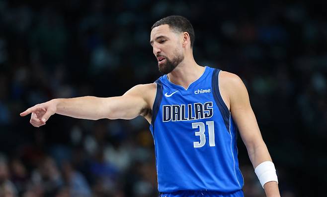 <yonhap photo-3930=""> Nov 5, 2025; Dallas, Texas, USA; Dallas Mavericks guard Klay Thompson (31) reacts during the second half against the New Orleans Pelicans at American Airlines Center. Mandatory Credit: Kevin Jairaj-Imagn Images/2025-11-06 13:28:50/ <저작권자 ⓒ 1980-2025 ㈜연합뉴스. 무단 전재 재배포 금지, AI 학습 및 활용 금지></yonhap>