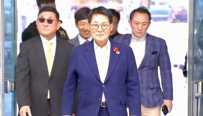 박지원 더불어민주당 의원(전 국정원장)이 2020년 서해 공무원 피격 사건 은폐 혐의로 기소된 박지원 전 국가정보원장이 지난 5일 오전 서울 서초구 서울중앙지방법원에서 열린 1심 결심 공판에 출석하고 있다. (SBS 캡처)