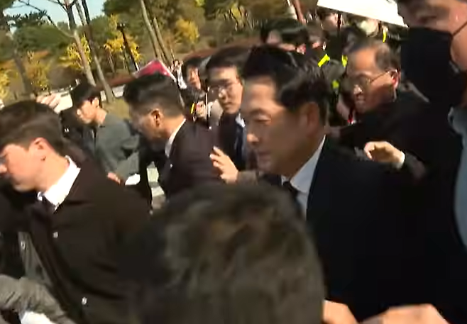 장동혁 국민의힘 대표가 오늘(6일) 시민단체 반발 속 국립5·18민주묘지 참배에 나선 모습 (사진, 유튜브 국민의힘TV 갈무리)