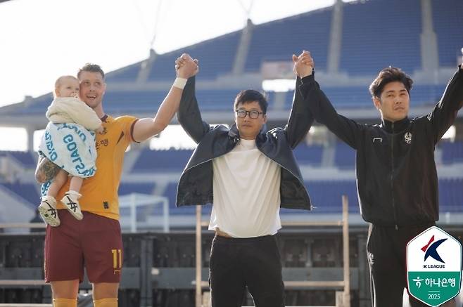 프리드욘슨(사진 맨 왼쪽), 이정효 감독(사진 가운데). 사진=한국프로축구연맹