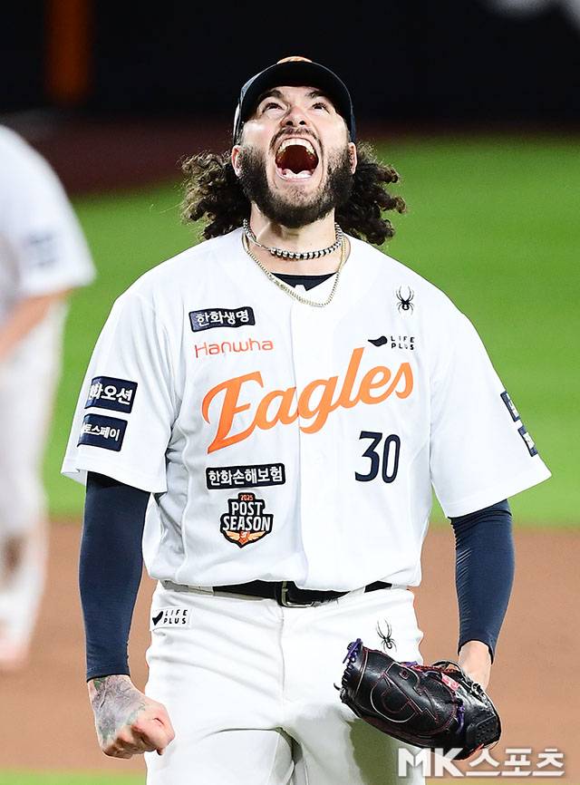 10월 24일 오후 대전 한화생명볼파크에서 ‘2025 신한 SOL Bank KBO 포스트시즌’ 한화 이글스와 삼성 라이온즈의 플레이오프(5전 3선승제) 5차전이 열렸다. 5회초 2사에서 한화 선발 폰세가 삼성 디아즈를 삼진처리한 후 포효하고 있다. 사진=김영구 기자