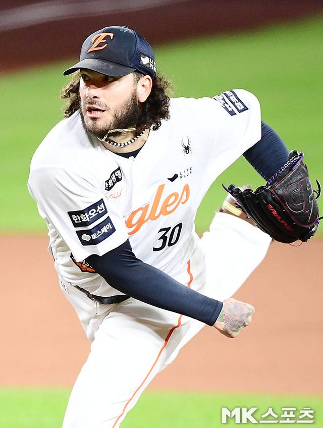 10월 24일 오후 대전 한화생명볼파크에서 ‘2025 신한 SOL Bank KBO 포스트시즌’ 한화 이글스와 삼성 라이온즈의 플레이오프(5전 3선승제) 5차전이 열렸다. 한화 선발 폰세가 역투하고 있다. 사진=김영구 기자