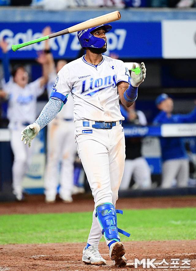 14일 오후 대구삼성라이온즈파크에서 ‘2025 신한 SOL Bank KBO 포스트시즌’ SSG 랜더스와 삼성 라이온즈의 준플레이오프(5전 3선승제) 4차전이 열렸다. 2-2로 팽팽히 맞선 8회말 2사 1루에서 삼성 디아즈가 또 다시 앞서가는 투런홈런을 쏘아올리고 있다. 사진=김영구 기자