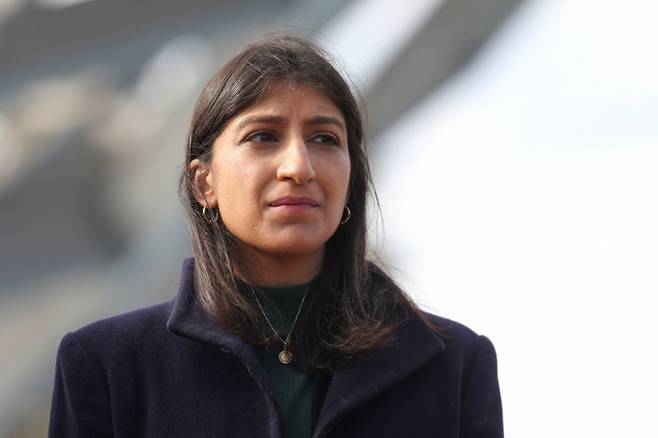 조란 맘다니 뉴욕시장 당선인이 인수위원회 공동의장에 '월가 저승사자'라고 불리는 리나 칸 전 연방거래위원회(FTC) 위원장을 임명한다고 밝혔다. 사진은 지난 5일(현지시각) 미국 뉴욕시 퀸즈 유니스피어에서 열린 기자회견에 참석한 칸 전 위원장의 모습. /사진=로이터