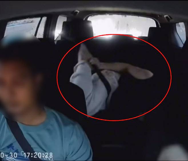 지난달 30일 인도네시아 자카르타 남부 한 도로를 지나던 택시 안에서 한국인 남성이 난동을 부리는 모습. (사진=인스타그램 캡처)