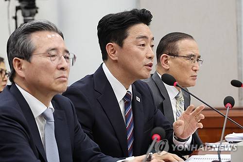 위원 질의에 답하는 강훈식 비서실장 (서울=연합뉴스) 김주성 기자 = 강훈식 대통령 비서실장이 6일 서울 여의도 국회에서 열린 운영위원회의 대통령비서실과 국가안보실, 대통령경호처 등에 대한 국정감사에서 위원 질의에 답하고 있다. 2025.11.6 utzza@yna.co.kr