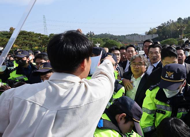 국민의힘 장동혁 대표가 6일 광주 북구 국립5·18민주묘지에서 시민단체의 항의를 받고 있다. 연합뉴스