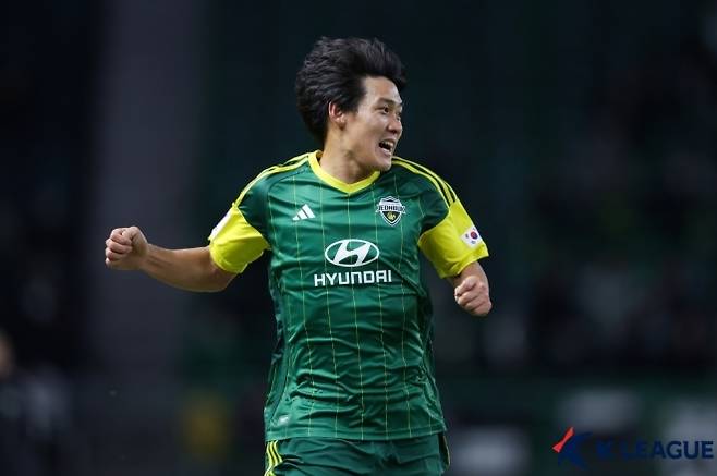 프로축구 K리그1 전북 현대에서 20년을 뛴 ‘원클럽맨’ 최철순이 2025시즌을 끝으로 은퇴한다. 사진은 지난 2월 20일 전주월드컵경기장에서 열렸던 아시아 챔피언스리그2(ACL2) 16강 2차전에 출전해 그라운드를 누비는 모습. 한국프로축구연맹 제공