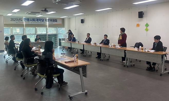 안동시가 안동시평생학습관에서 연 '2025년도 안동시퇴계학당 자문위원회' 회의 현장 ⓒ안동시 제공