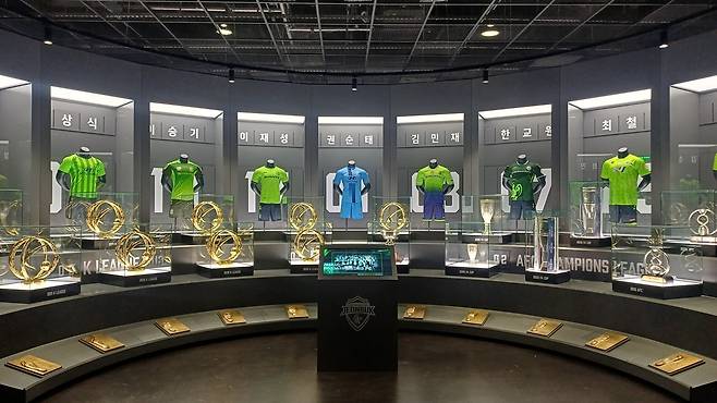 전북 현대가 전주월드컵경기장에 복합문화공간인 ‘팬 익스피리언스센터’를 구축했다. 2026시즌 개막에 맞춰 공식 개관을 준비하는 이곳엔 그간 수확한 모든 트로피들이 전시된다. 그동안 트로피는 완주군 클럽하우스에 있어 팬들이 실감하기가 쉽지 않았다. 전주|남장현 기자