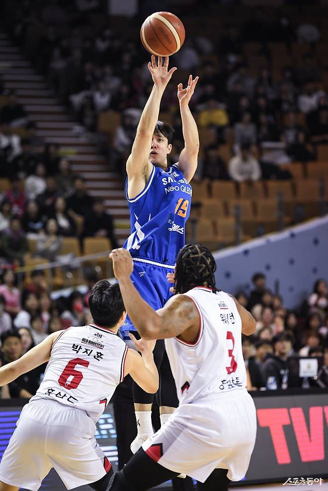 삼성 이근휘(가운데)가 5일 잠실실내체육관에서 열린 정관장전서 3점슛을 시도하고있다. 이근휘는 이번 시즌 3점슛 성공률 45.8%로 팀 내 2위다. 사진제공|KBL