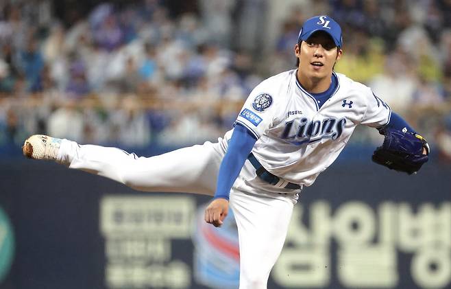 삼성 원태인은 2025시즌을 돌아보며 “개인적으로는 만족스러웠지만, 팀이 우승을 하지 못해 아쉽다”고 밝혔다. 그 아쉬움을 뒤로 하고 야구대표팀의 투수조장으로 ‘K-베이스볼시리즈’를 준비하고 있다. 10월 13일 대구삼성라이온즈파크에서 열린 SSG와 준PO 3차전서 역투하는 원태인. 뉴시스