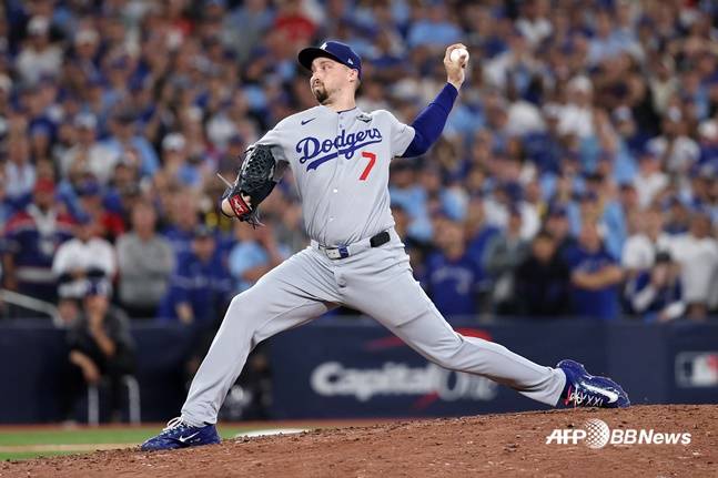 블레이크 스넬이 2일(한국시간) 열린 2025 MLB 월드시리즈 7차전에서 투구하고 있다. /AFPBBNews=뉴스1