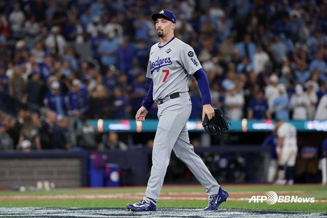 블레이크 스넬이 2일(한국시간) 열린 2025 MLB 월드시리즈 7차전에서 9회 마운드를 내려가고 있다. /AFPBBNews=뉴스1