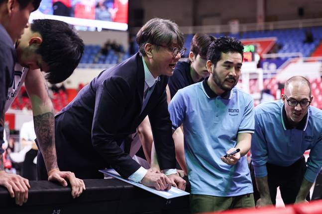 손창환(가운데) 고양 소노 감독이 작전타임 중 선수들에게 지시하고 있다. /사진=KBL 제공